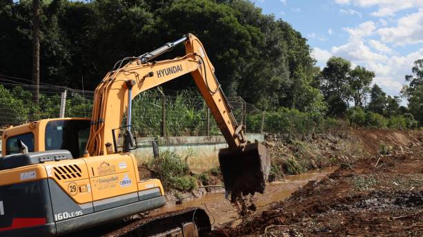 Prefeitura de Guarapuava realiza desassoreamento de rio no Bairro Vila Bela, próximo À Rua Turíbio Gomes