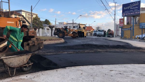 Surg executa recapeamento asfáltico próximo à rotatória da avenida XV com Pedro Siqueira