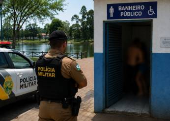 Escândalo em banheiro público: casal é surpreendido em ato sexual no lago de Pitanga