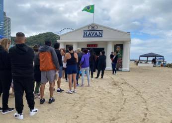 Havan instala casa misteriosa na praia de Balneário Camboriú (SC) em ação de aniversário
