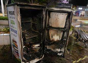 Ataque à cultura: criminosos incendeiam geladeira de livros em praça pública de Pitanga