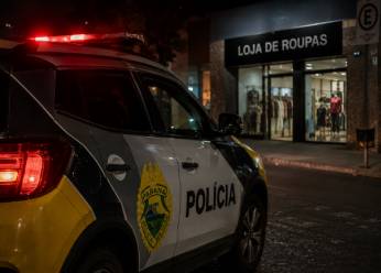 SUSPEITO DE FURTO É FLAGRADO POR CÂMERAS E FOGE EM VEÍCULO EM GUARAPUAVA