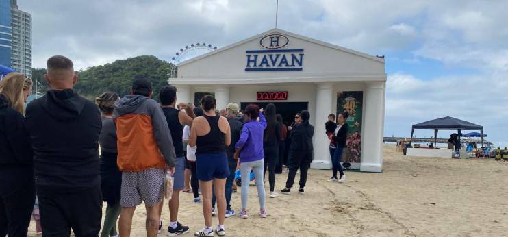 Havan instala casa misteriosa na praia de Balneário Camboriú (SC) em ação de aniversário