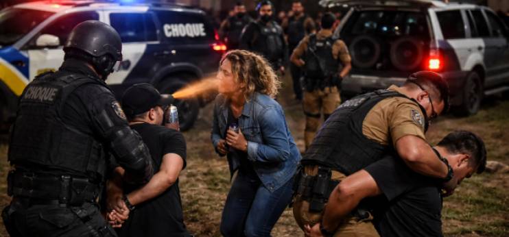 NOITE DE CAOS EM GUARAPUAVA: SOM ALTO TERMINA EM CONFUSÃO, SPRAY DE PIMENTA E TRÊS DETIDOS!