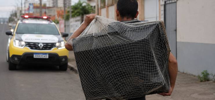 LADRÃO CONFESSA FURTO APÓS SER VISTO COM TV COBERTA POR REDE NO CENTRO