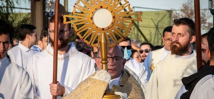 Comunidade católica de Guarapuava celebra Corpus Christi com Missa no Parque de Exposições e procissão por ruas ornamentadas