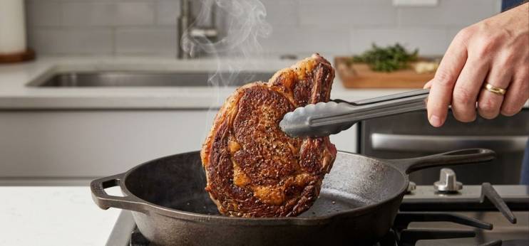 Como fazer bife sem sujeira: técnicas simples evitam gordura espalhada no fogão