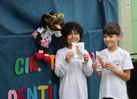 Prefeitura de Guarapuava entrega mais de 19 mil kits de saúde bucal para alunos da rede municipal