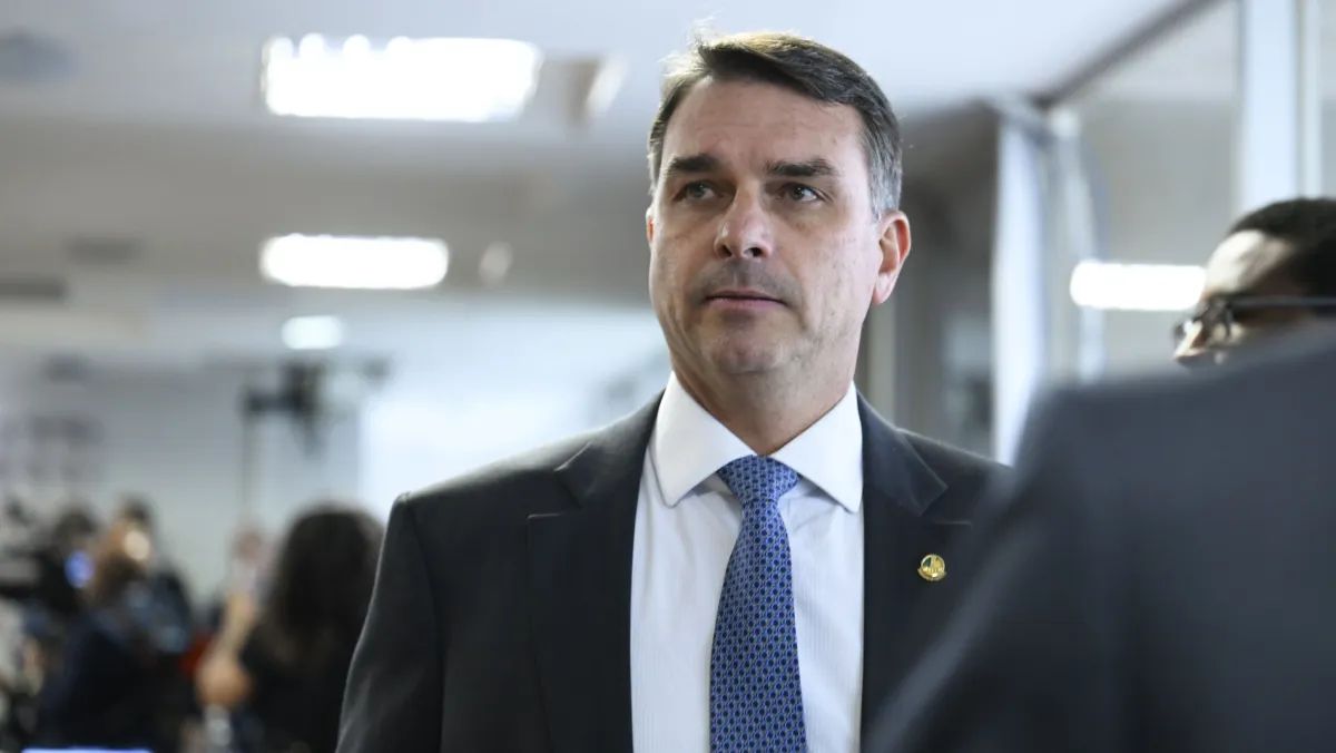 Flávio Bolsonaro nos EUA: audiência sobre tarifaço movimenta política e economia brasileira