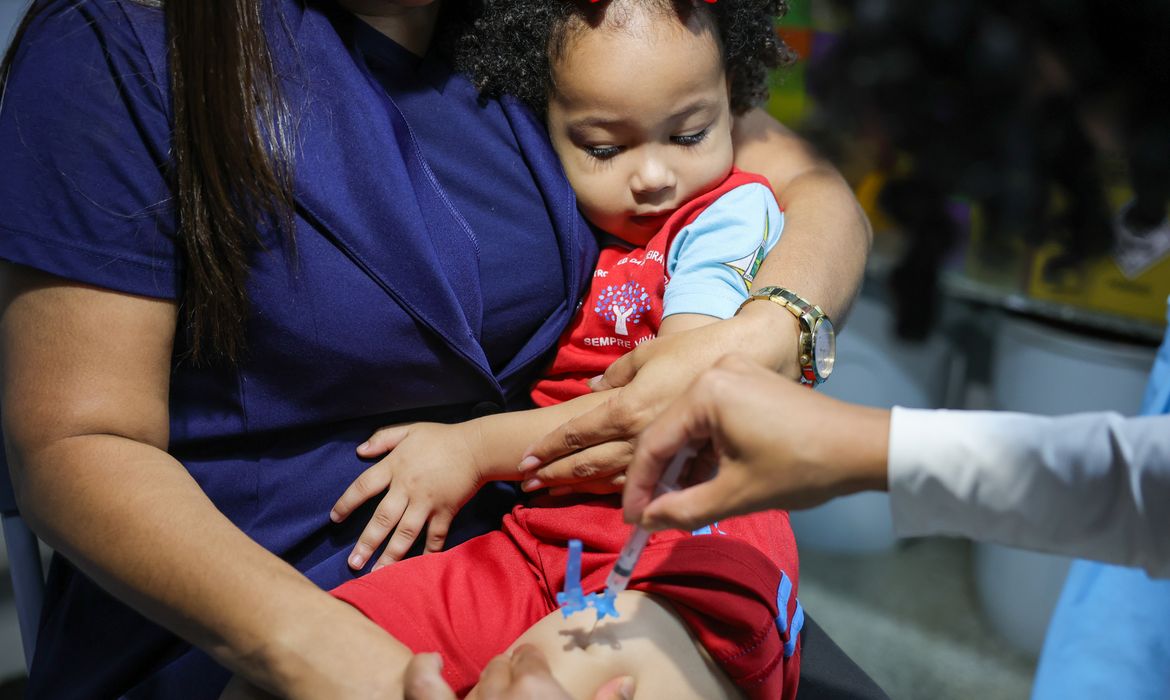Poliomielite: SUS amplia vacinação e volta a aplicar reforço aos 4 anos de idade