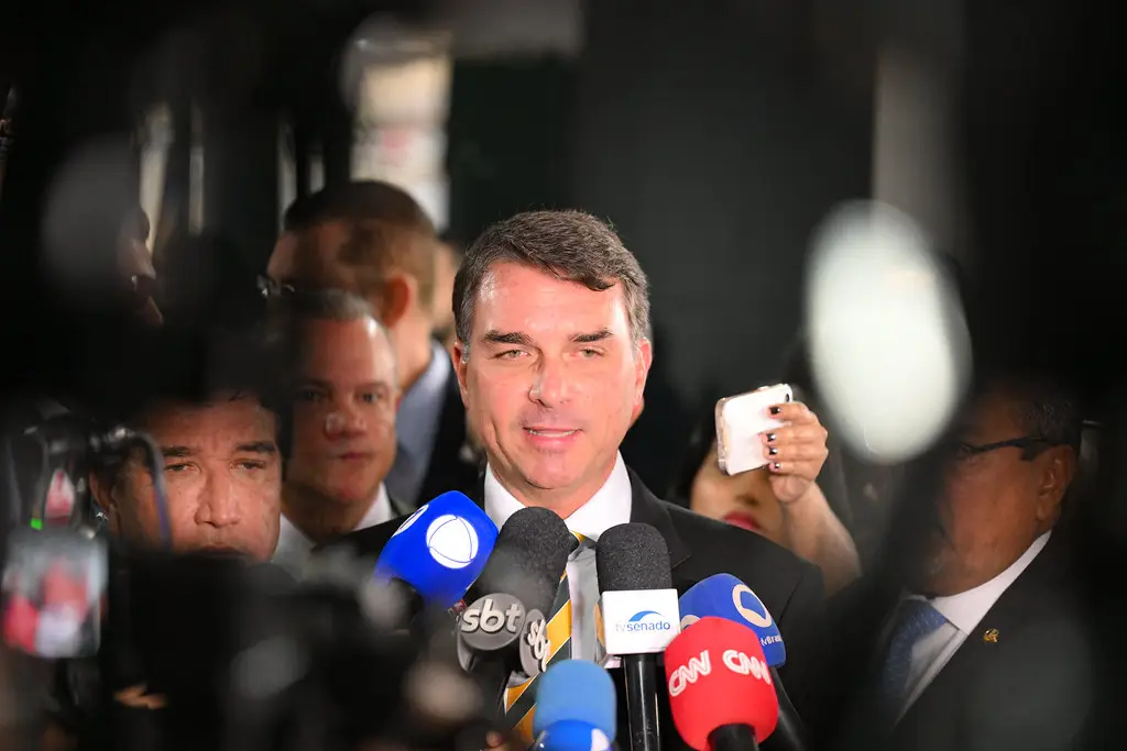 Flávio Bolsonaro sugere governo de oito anos e gera repercussão política