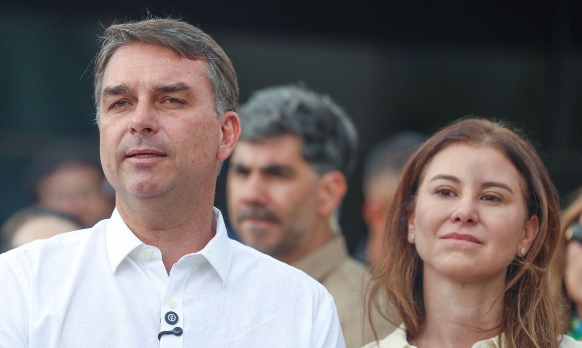 Flávio Bolsonaro participa de missa em Brasília e comemora autorização para visitar Jair Bolsonaro