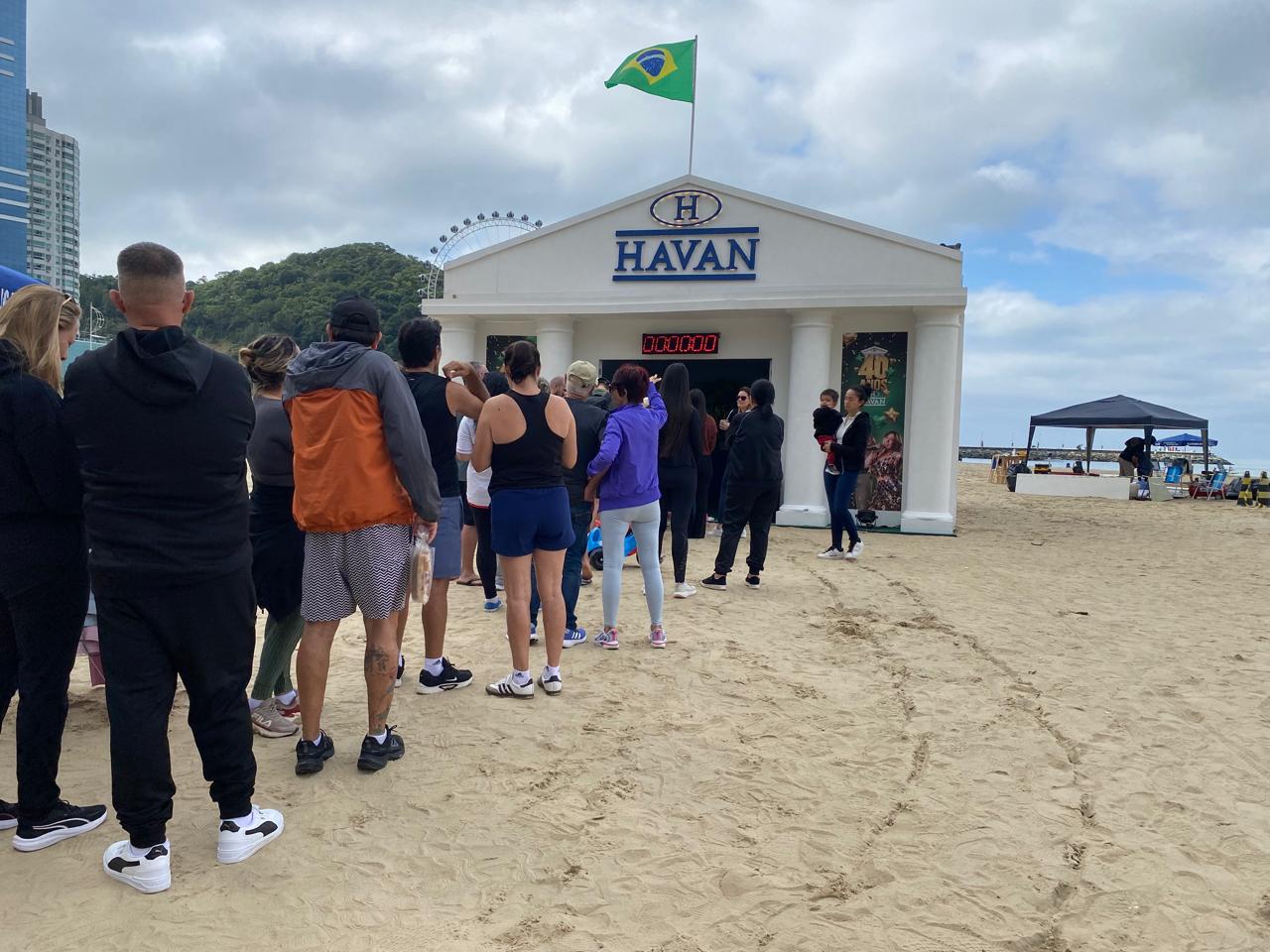 Havan instala casa misteriosa na praia de Balneário Camboriú (SC) em ação de aniversário