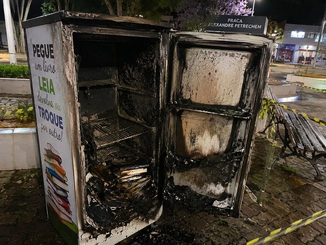 Ataque à cultura: criminosos incendeiam geladeira de livros em praça pública de Pitanga