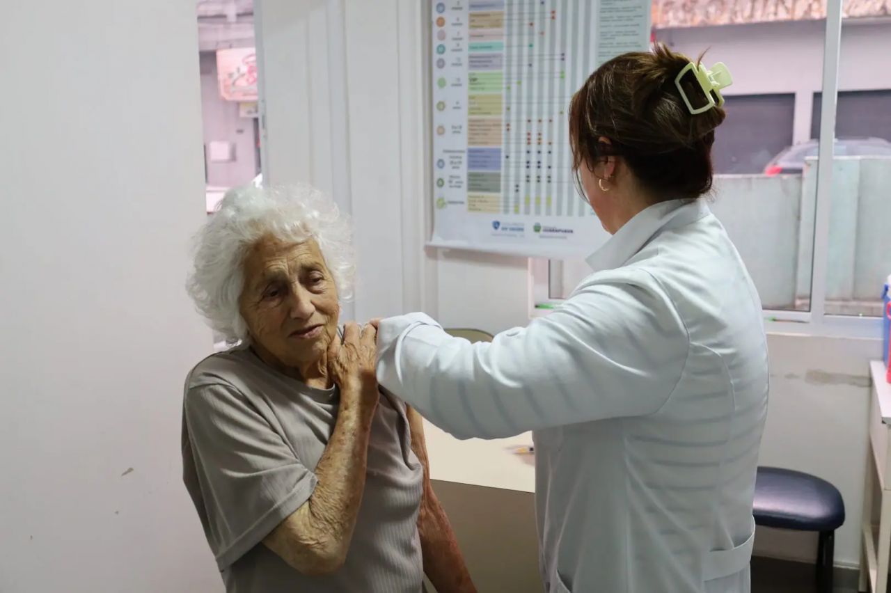 Guarapuava inicia vacinação com Pneumo 20 para idosos com 85 anos ou mais