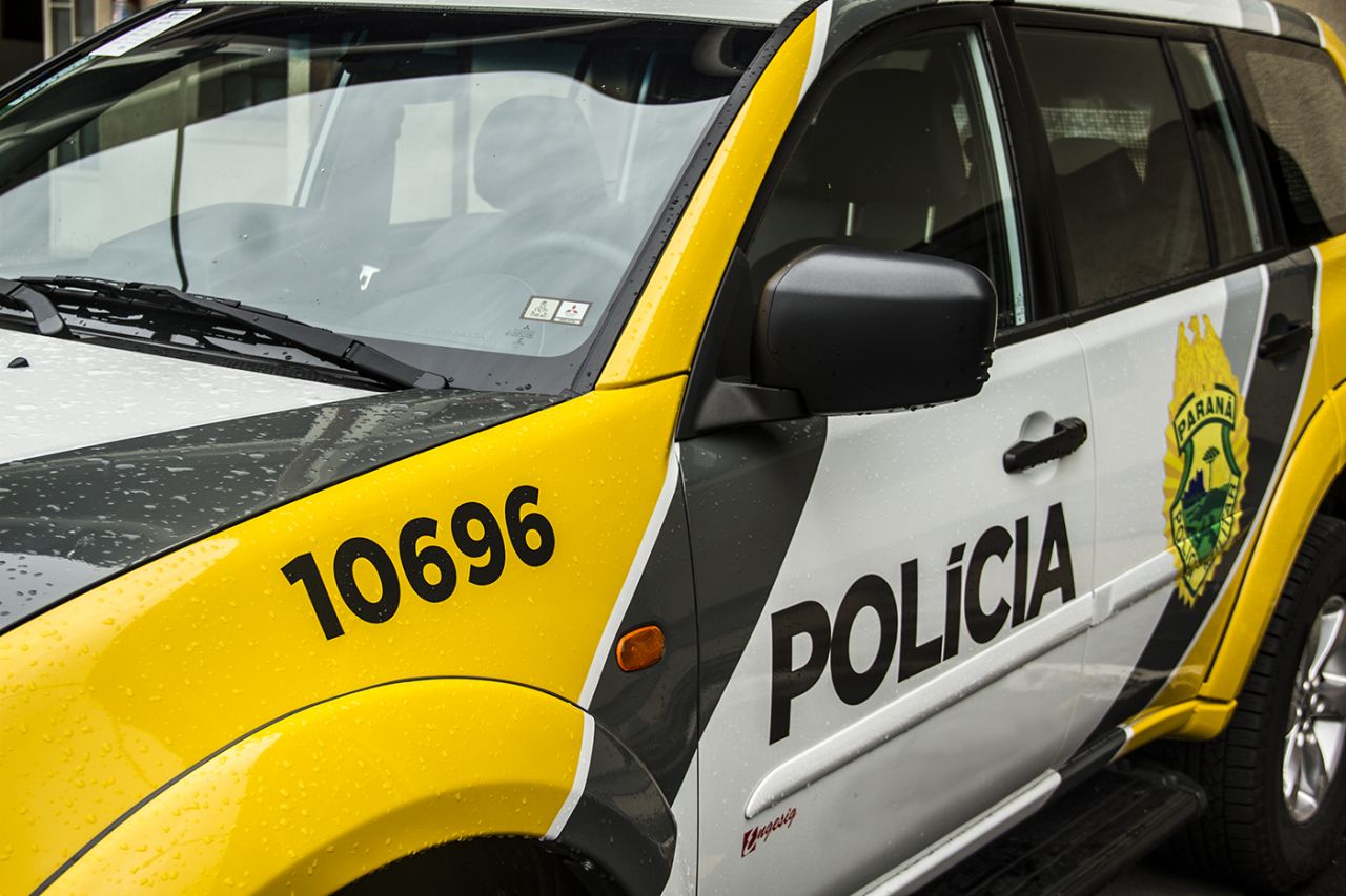 Adolescente sem CNH tenta fugir da Polícia Militar, bate em viatura e é apreendido no Centro de Guarapuava
