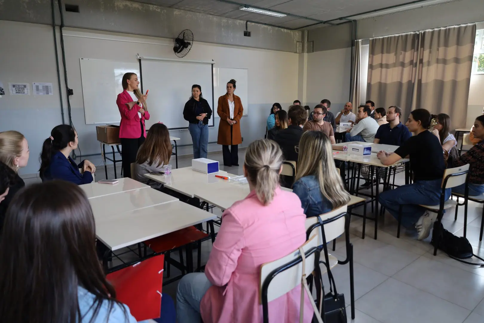 Capacitação reúne 100 profissionais de 19 municípios para ampliar acesso a implante contraceptivo