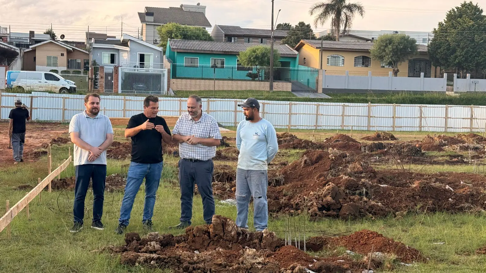 Prefeito Denilson Baitala visita início das obras da nova UPINHA 