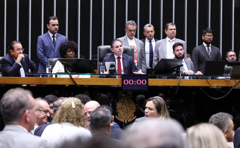 Câmara dos Deputados aprova PEC que acaba com escala 6x1 e reduz jornada de trabalho no Brasil