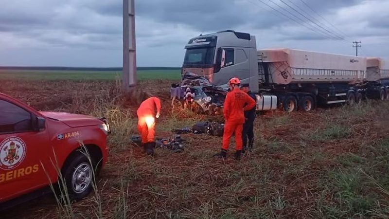 Tragédia na MT-235: três pessoas morrem após carro aquaplanar e bater contra carreta