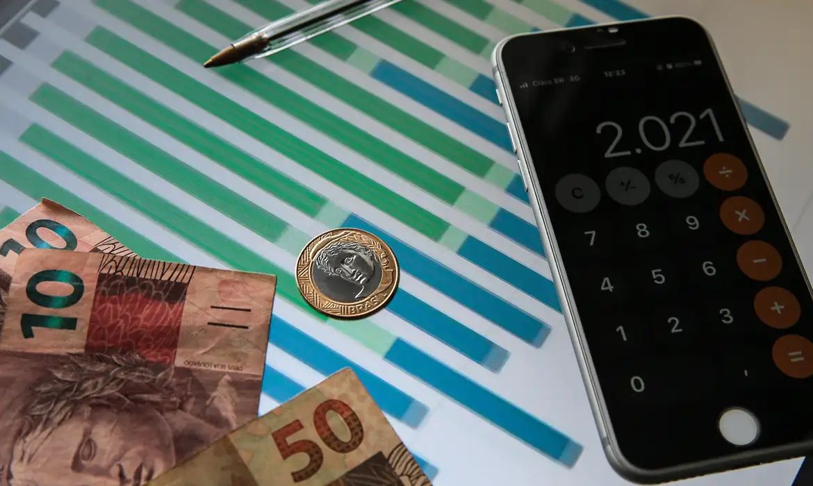 Mercado reduz expectativa para a Selic em 2026 pela primeira vez desde março, aponta Boletim Focus