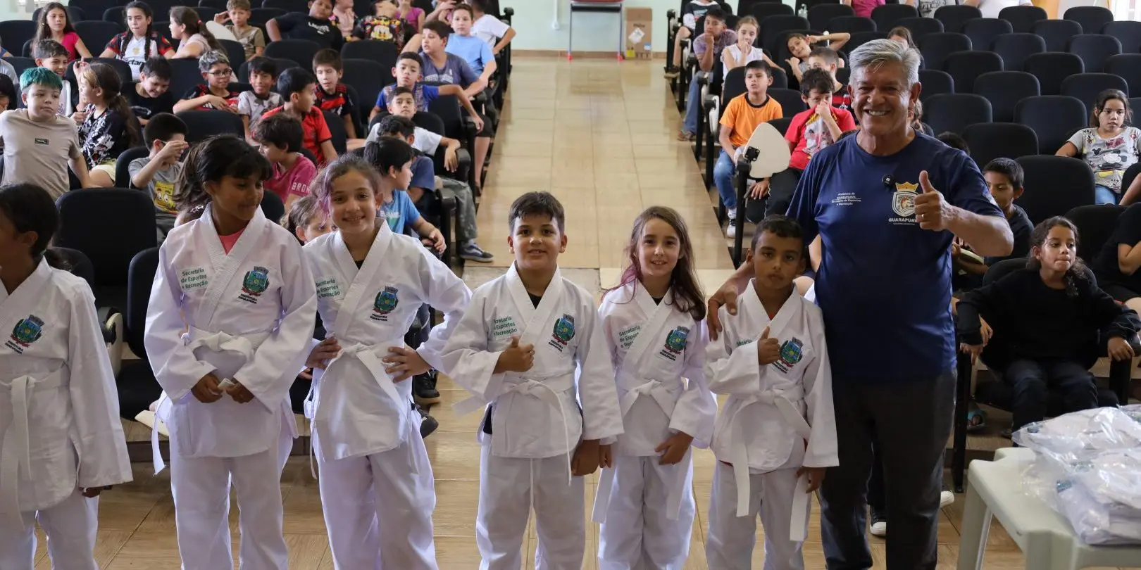 Prefeitura de Guarapuava entrega 100 kimonos para alunos do Projeto Futuro