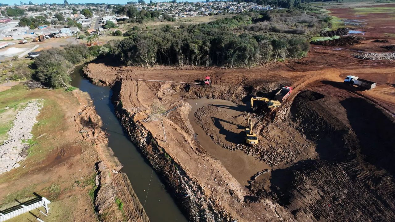 Desassoreamento no Rio Cascavelzinho busca reduzir alagamentos entre o Jardim das Américas e a Vila Bela