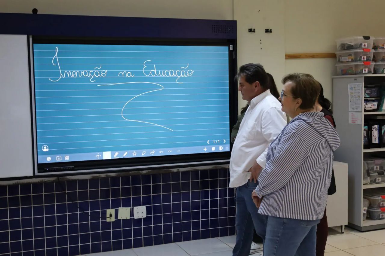 Novos equipamentos tecnológicos transformam as salas de aula e ampliam as formas de ensinar e aprender na Rede Municipal