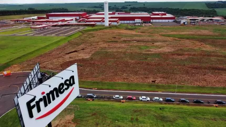 Frimesa anuncia corte de gastos, suspende patrocínios e alerta para cenário econômico preocupante no Brasil